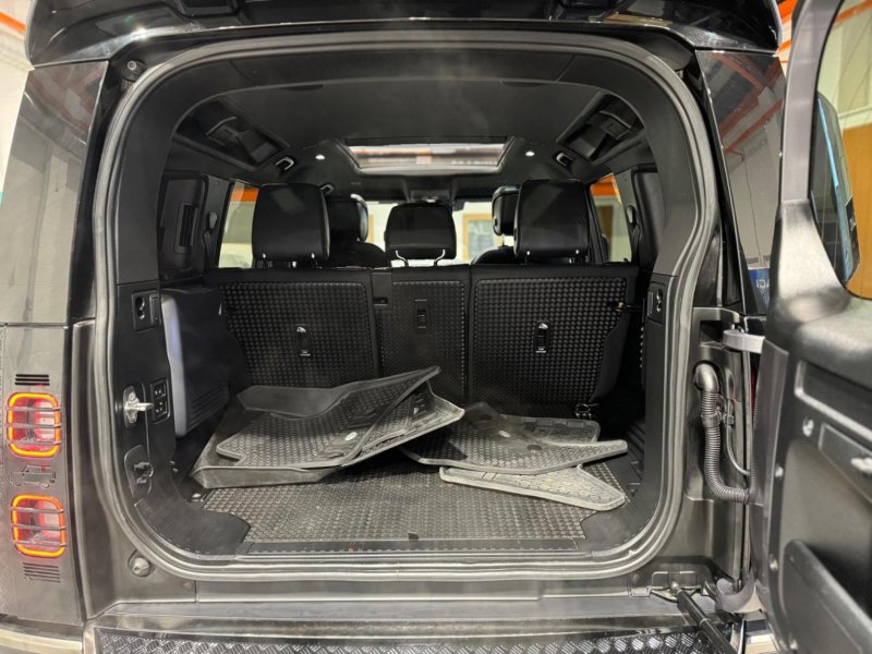LAND ROVER DEFENDER 110